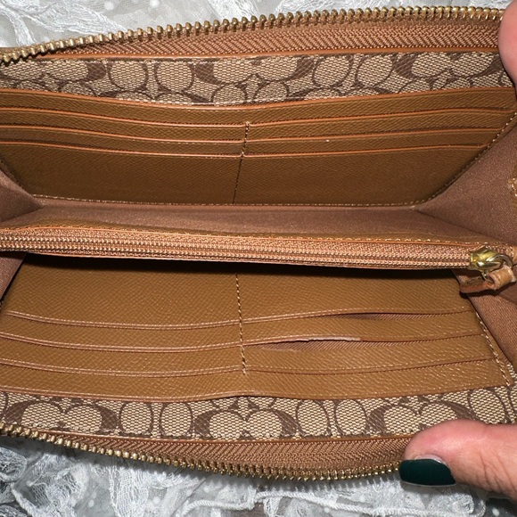 NWOT COACH LEATHER WALLET!! - Picture 2 of 13